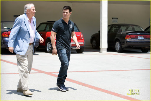 taylor-lautner-falcon-theater-09.jpg