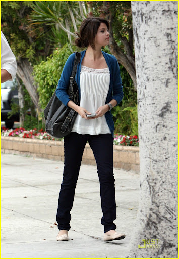 selena-gomez-sushi-sweet-00.JPG