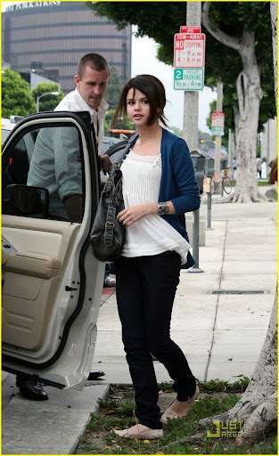 selena-gomez-sushi-sweet-05.jpg