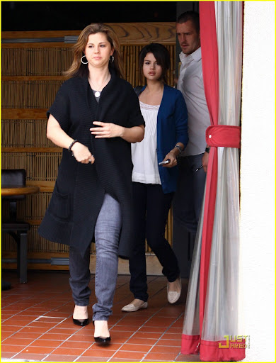 selena-gomez-sushi-sweet-14.jpg