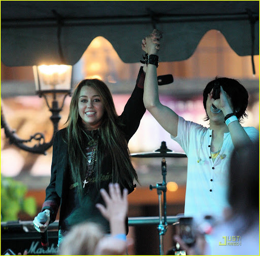miley-cyrus-mitchel-musso-the-grove-07.jpg