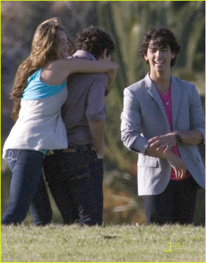 miley-cyrus-nick-jonas-hug-03.jpg