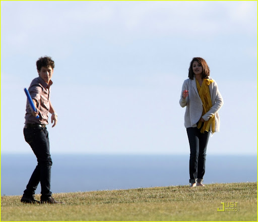 selena-gomez-nick-jonas-wiffle-ball-02.jpg