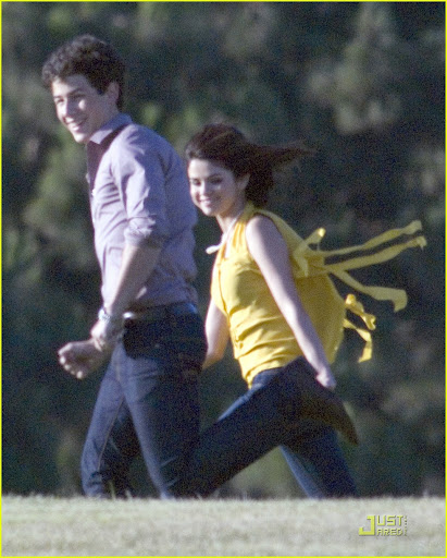 selena-gomez-nick-jonas-wiffle-ball-03.jpg