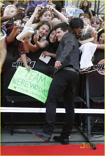 taylor-lautner-much-music-video-awards-01.jpg