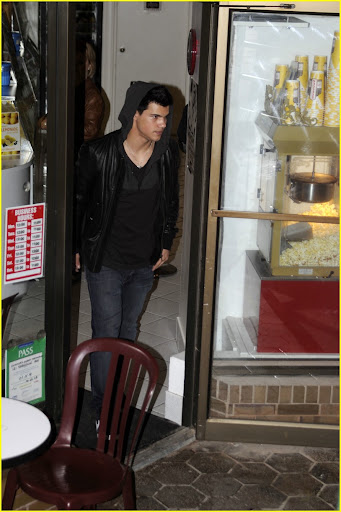 taylor-lautner-tour-toronto-07.jpg