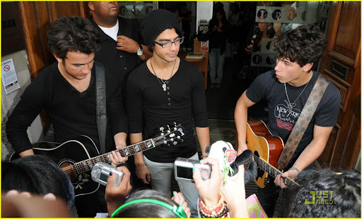 jonas-brothers-rock-radio-one-04.jpg