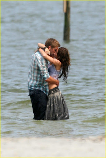 miley-cyrus-liam-hemswroth-kiss-02.jpg