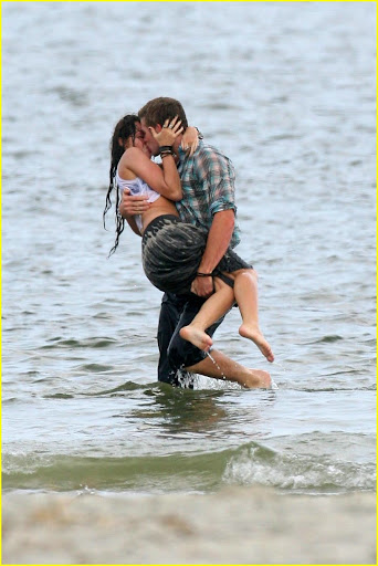 miley-cyrus-liam-hemswroth-kiss-04.jpg