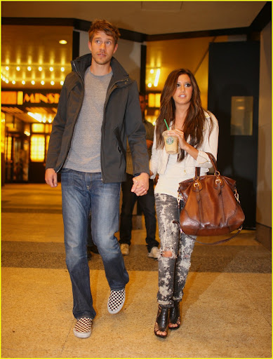 ashley-tisdale-scott-speer-starbucks-05.jpg