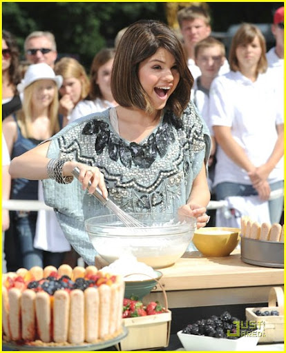 selena-gomez-cheesecake-crazy-05.jpg