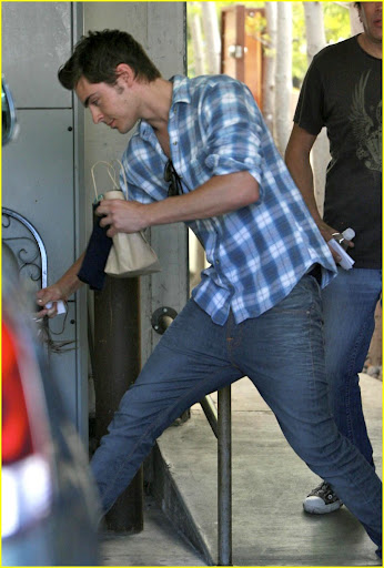 zac-efron-shave-hair-cut-03.jpg