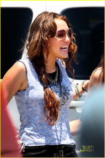 miley-cyrus-last-song-sing-04.jpg