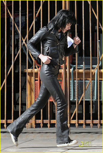 kristen-stewart-runaway-leather-01.jpg