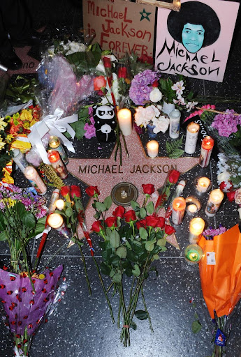 ©AXELLE/BAUER-GRIFFIN.COM Fans of Michael Jackson gather around his star on the Hollywood Walk of Fame. Hollywood, CA. June 26, 2009. Job: 90626A1. www.bauergriffin.com www.bauergriffinonline.com