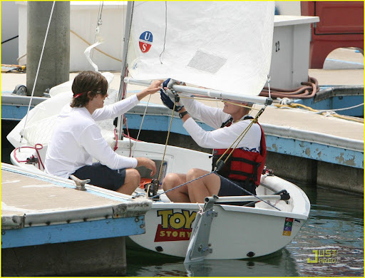 zac-efron-sets-sail-05.jpg