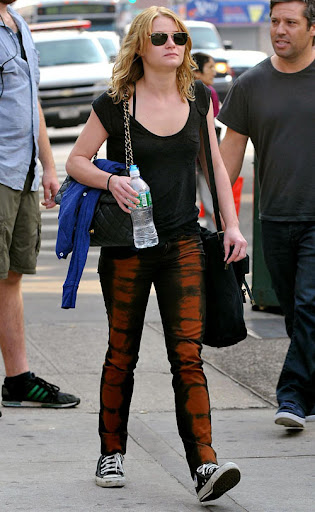 31992, NEW YORK, NEW YORK - Friday June 26 2009. **EXCLUSIVE** Emilie de Ravin is seen on the set of "Remember Me" currently filming in New York. The former "Lost" actress was wearing dyed skinny jeans and Ray Ban aviator sunglasses as she walked from her trailor preparing for the day ahead. Photograph: PacificCoastNews.com**FEE MUST BE AGREED PRIOR TO USAGE***UK OFFICE:+44 131 557 7760/7761 US OFFICE:1 310 261 9676