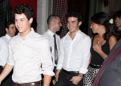 July 3, 2009: The Jonas Brothers photographed celebrating Kevin's engagement to girlfriend Danielle Deleasa at their favorite pizza parlor along with 30 friends in Los Angeles, California. Credit: Rachpoot/Stefan/INFphoto.com Ref.: infusla-34/134