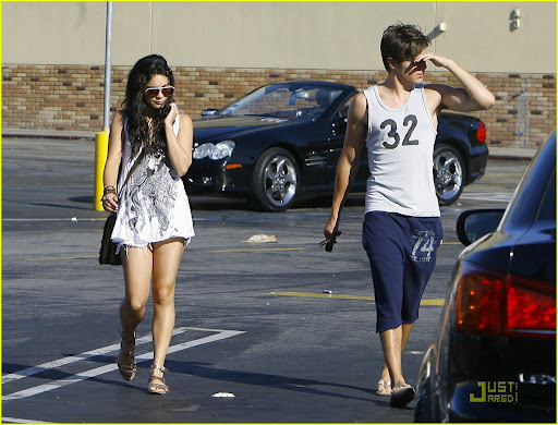zac-efron-vanessa-hudgens-panera-bread-04.jpg