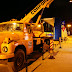 DSC01548.JPG, Brasov. Dans la rue piètonne. Déchargement de mobilier urbain; Ne pas se fier au côté rétro de la grue... les grutiers roumains (comme tous les ouvriers manuels) sont d'une éfficacité redoudable et pourraient en remontrer à nos concitoyens chouchoutés par une overdose de technique !, Brasov, Tansylvanie. Mars 2008.