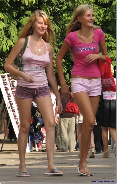 Duas loirinhas de shortinho Duas loirinhas de shortinho