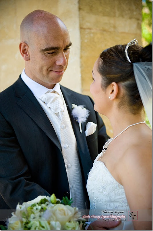 Séance photo de couple de mariés au Hameau de la Reine au Parc du Château de Versailles
