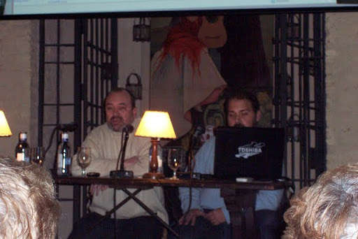Manuel Orta y arturo Rueda explicando la wikipedia Manuel ortas y Arturo rueda