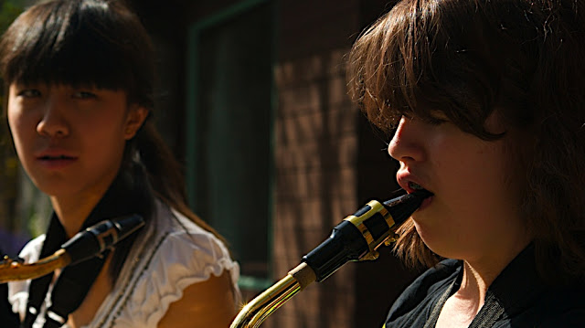 一个个来。此女生吹得可是Baritone Saxophone。她还会很多种乐器，在Concert Band里面吹Bassoon.