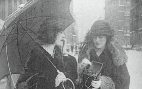 http://lh6.ggpht.com/__Z_LMZeY2ng/S_7552H8hcI/AAAAAAAAAk8/WyDx5p0rir4/500x_women-phone.jpg
