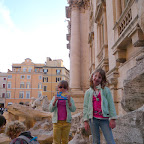 The side of Trevi fontain is the only clear place for a photo.