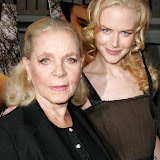 Australian actress Nicole Kidman (R) and co-star actress Lauren Bacall pose as they arrive for the premiere of their film "Birth," in New York October 26, 2004. The film opens nationwide on October 29th.      REUTERS/Dave Allocca/Startraksphoto/handout