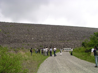 下流より堤体を望む