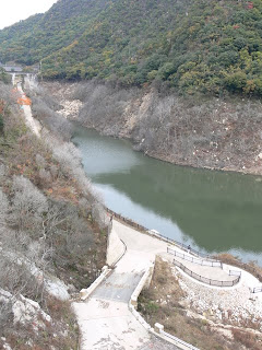 右岸よりダム湖を望む
