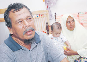 Naina Mohamad Sultan bersama Nazirah Mohamad Yusoff ketika ditemui di rumahnya di Kota Bharu, baru-baru ini.