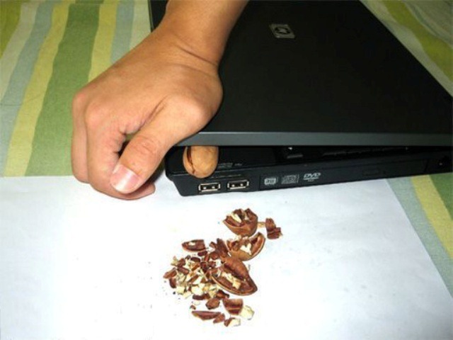 patah-laptop (1) broken-laptop (1)