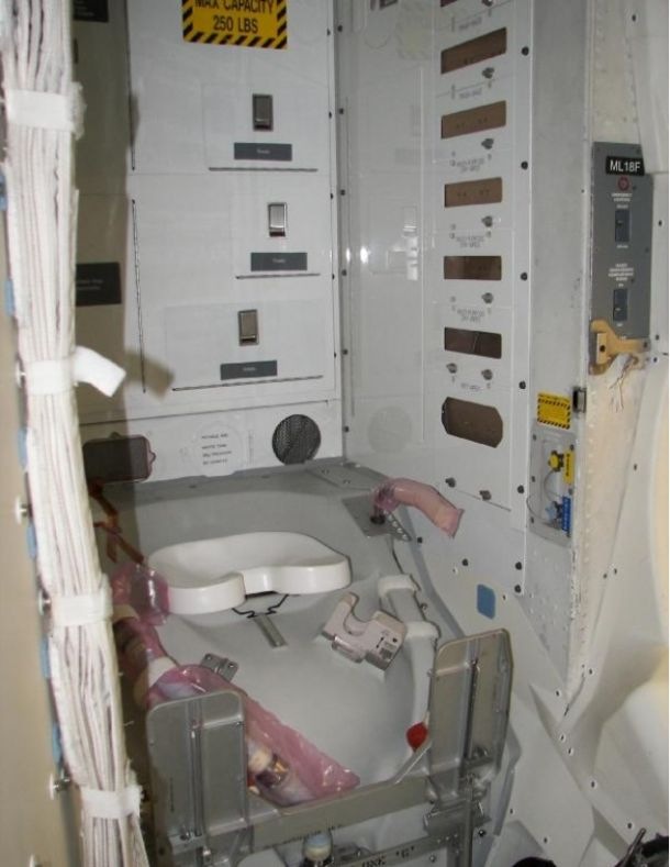 Toilet_of_International_Space_Station__14