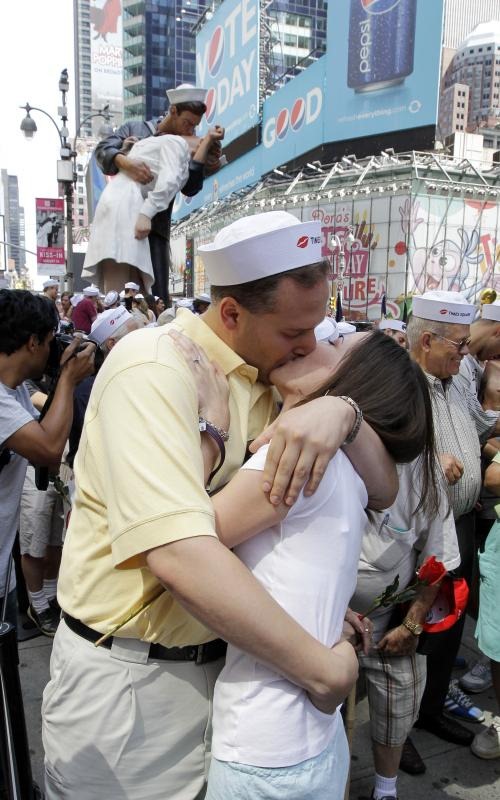 time-square-kiss (7)