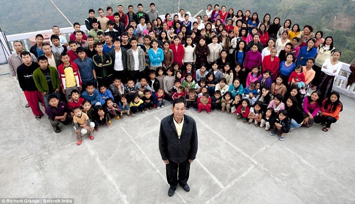 تعرفوا الى اكبر عائلة في العالم مكونة من 181 شخص.. Largest-family1%5B2%5D