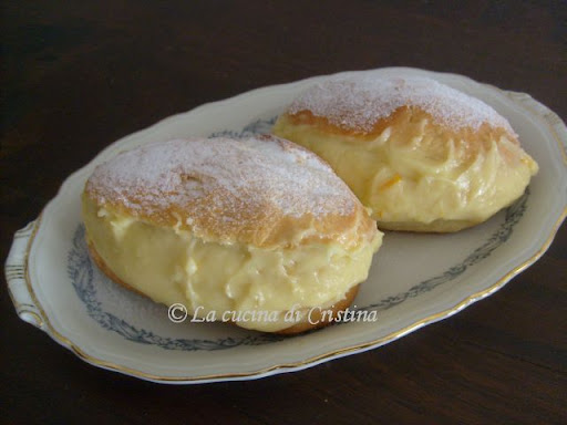 Maritozzi ( un fel de piinici dulci umplute) Maritozzi ( un fel de piinici dulci umplute)