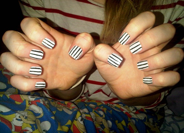 [BLACK AND WHITE STRIPE NAILS 2[5].jpg]