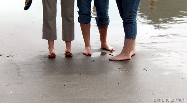 [feetnsand[6].jpg]