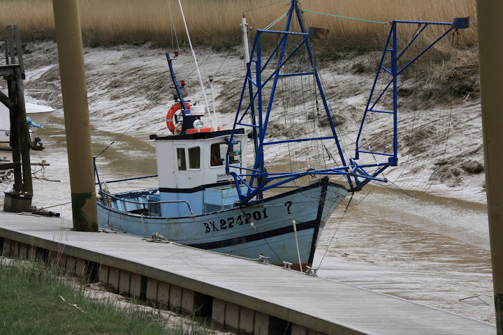De bootjes liggen droog in het haventje