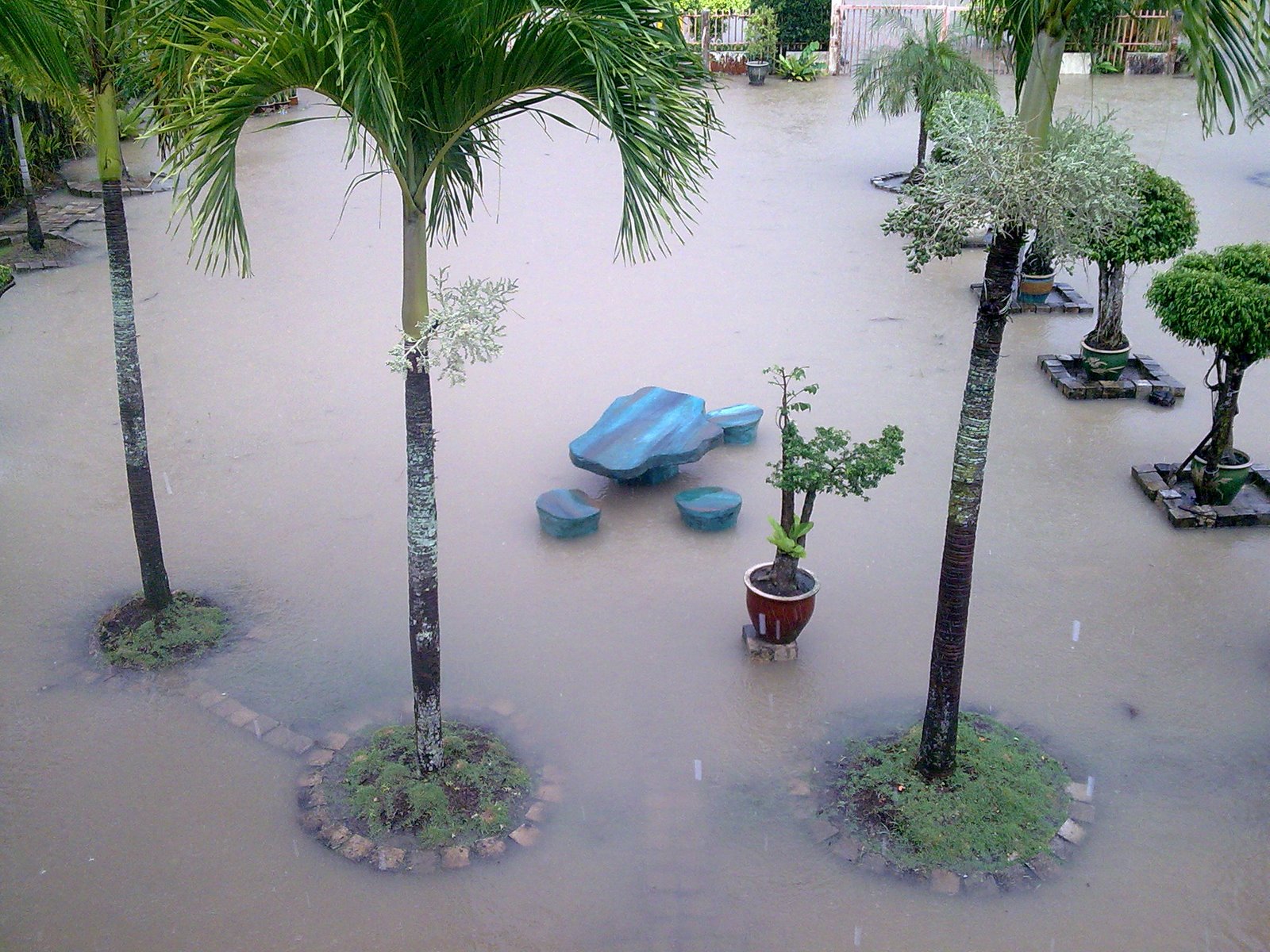 [hujan+membanjiri+rumah+saya.jpg]