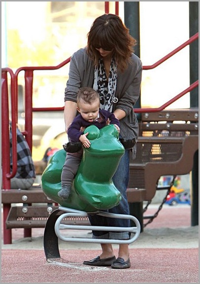 Jessica Alba with daughter honor playing in the park