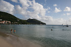 vue de la plage avec le bateau au loin