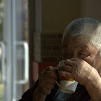 Oma beim Kaffeetrinken