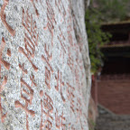 Schriftzeichen im Stein