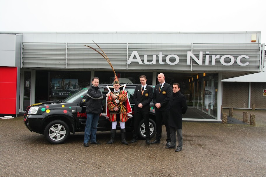 V.l.n.r.: Olav Heurkens (Auto Niroc), Prins Jeroen I (Tissen), Adjudant Ron (Smeets), Adjudant Stefan (Geelen) en Marco Cox (Cox Techniek)