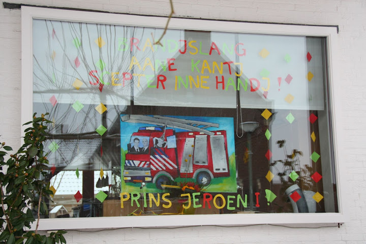 De bès versierde raam van vastelaovendj 2010