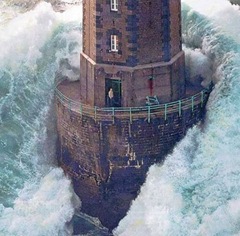 huge-lighthouse-wave